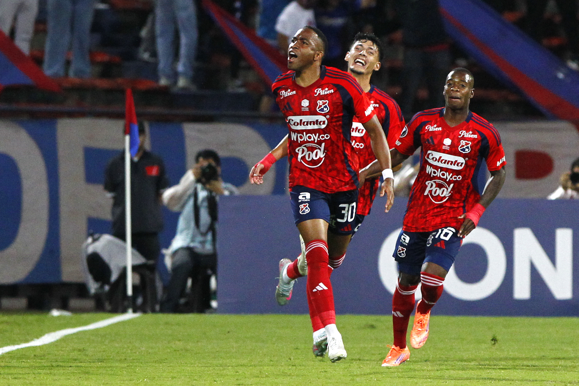 AMDEP2257. MEDELLÍN (COLOMBIA), 12/03/2026.- Hayen Palacios (i) de Medellín celebra un gol con sus compañeros este jueves, durante un partido de la Copa Libertadores entre Independiente Medellín y Juventud en el estadio Atanasio Girardot, en Medellín (Colombia). EFE/STR