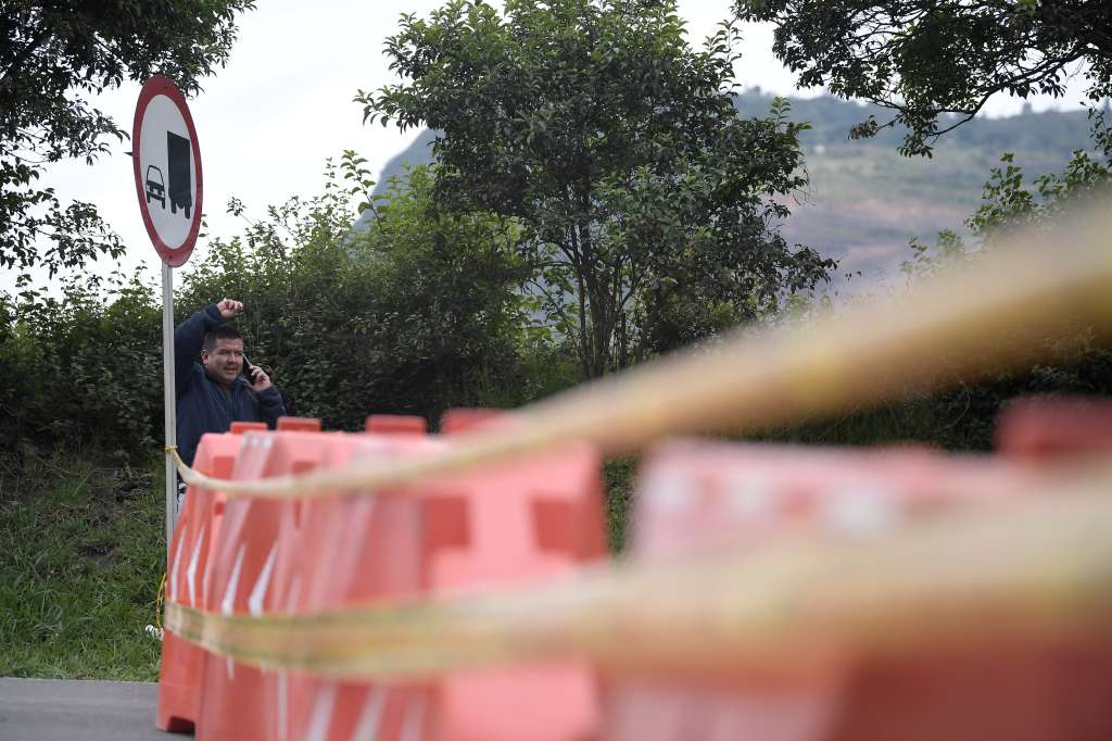 Derrumbe en Chipaque en el sector de cuatro carriles, desde el kilómetro 18+300 hasta el k18+600, vía Bogotá - Villavicencio.