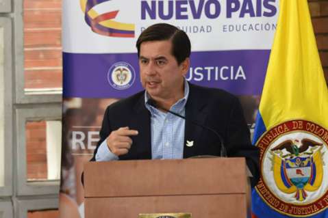 Surgen defensores del Mininterior tras polémica por presunta participación indebida en política