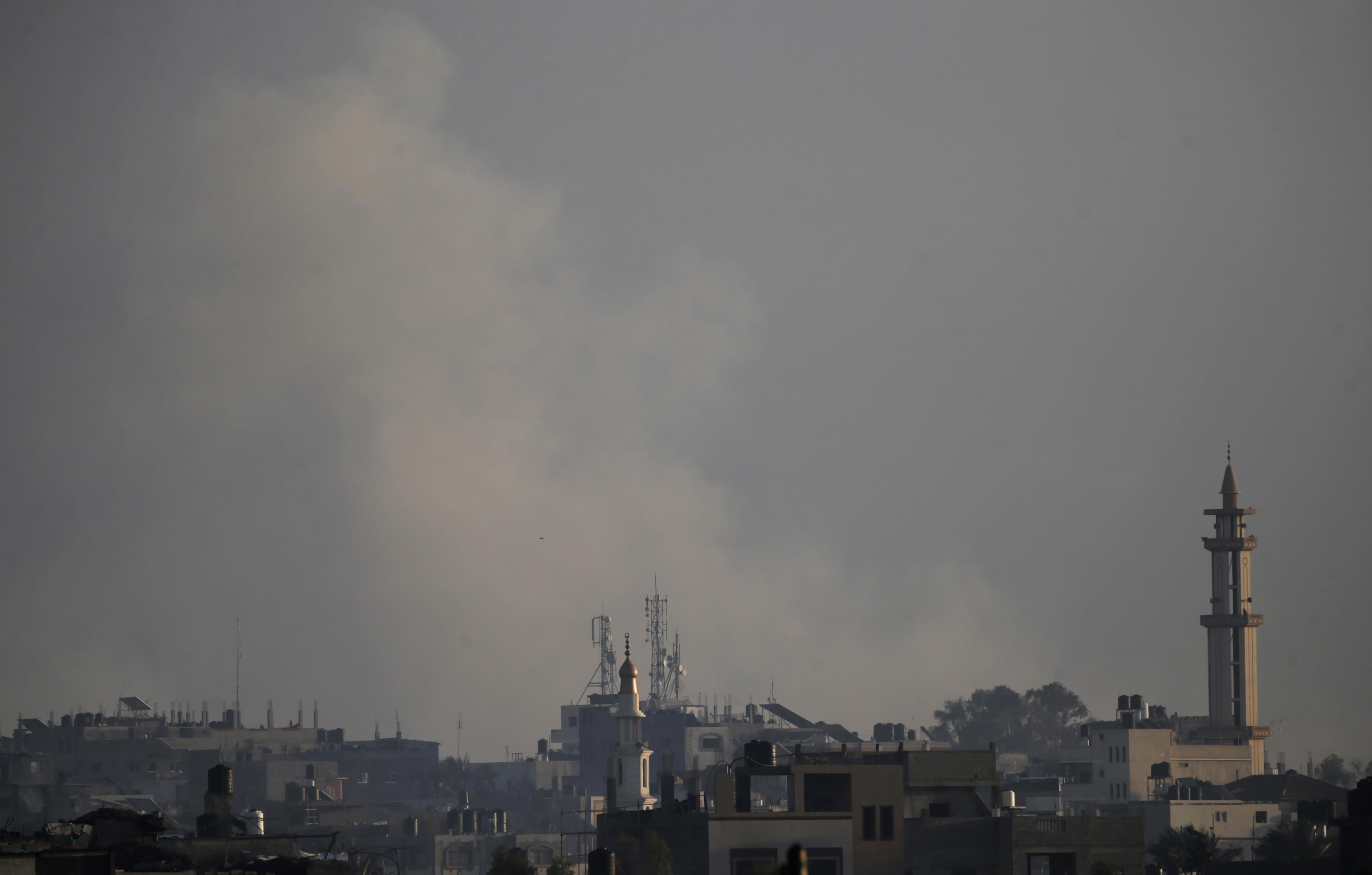 East Deir Al Balah Southern Gaza (---), 14/12/2023.- Smoke rises following Israeli air strikes in the east of Dei Al Balah town, southern Gaza Strip on, 14 December 2023. More thank 60 members from the two families were killed in the Israeli air strikes, Palestinians civil defense said. Israeli forces resumed military strikes on Gaza after a week-long truce expired on 01 December. More than 15,000 Palestinians and at least 1,200 Israelis have been killed, according to the Gaza Government media office and the Israel Defense Forces (IDF), since Hamas militants launched an attack against Israel from the Gaza Strip on 07 October, and the Israeli operations in Gaza and the West Bank which followed it. EFE/EPA/MOHAMMED SABER