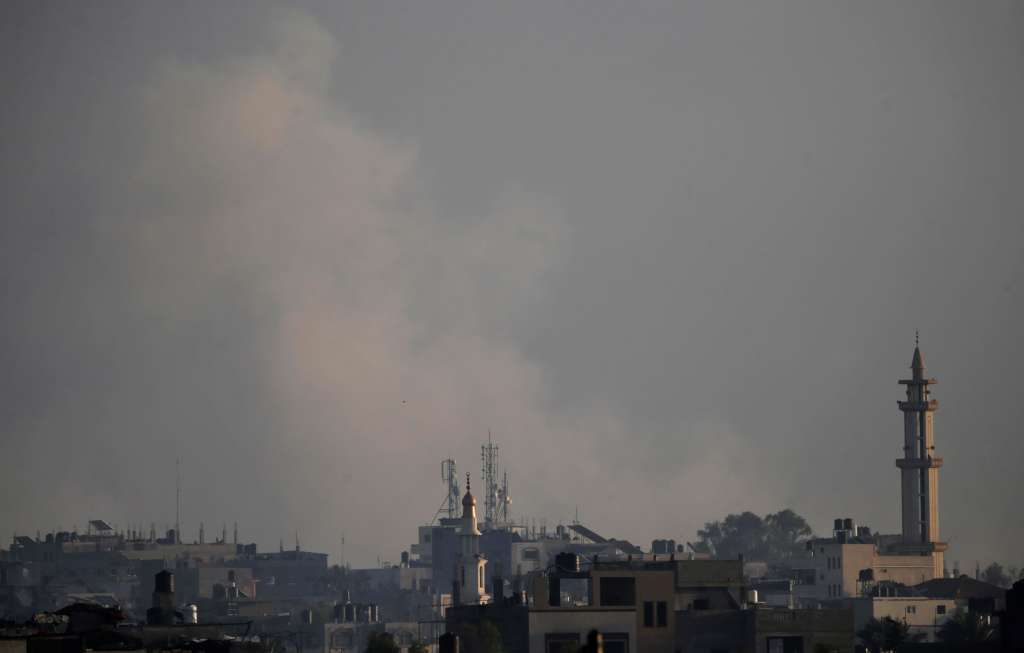 East Deir Al Balah Southern Gaza (---), 14/12/2023.- Smoke rises following Israeli air strikes in the east of Dei Al Balah town, southern Gaza Strip on, 14 December 2023. More thank 60 members from the two families were killed in the Israeli air strikes, Palestinians civil defense said. Israeli forces resumed military strikes on Gaza after a week-long truce expired on 01 December. More than 15,000 Palestinians and at least 1,200 Israelis have been killed, according to the Gaza Government media office and the Israel Defense Forces (IDF), since Hamas militants launched an attack against Israel from the Gaza Strip on 07 October, and the Israeli operations in Gaza and the West Bank which followed it. EFE/EPA/MOHAMMED SABER