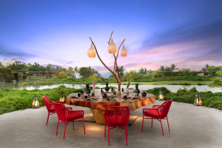 Mesa 1, un comedor privado al aire libre en Punta Mita, en una isla situada en el centro de un lago alimentado por manantiales. Allí puede disfrutar de una deliciosa comida de siete platos.