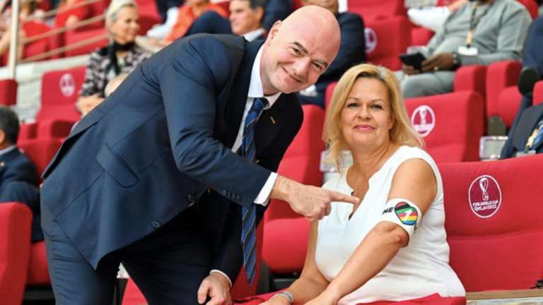 Gianni Infantino, presidente de la FIFA, y Nancy Faeser, ministra de Alemania.