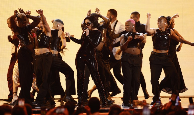 El show que le hizo Rosalía a su novio Raw Alejandro en plenos Latin Grammy 2022