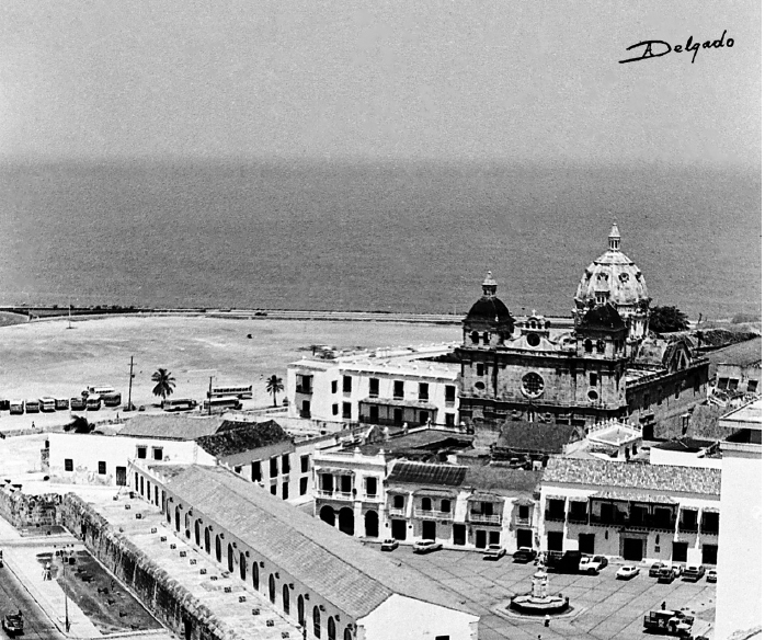 En el libro, "La Cartagena que ame" que tiene las fotografías del cartagenero Álvaro Delgado, se observa la Catedral de Santa Catalina de Alejandría y al fondo la cúpula de San Pedro. La foto fue tomada entre las décadas de los 70 u 80.