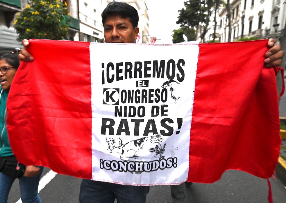 Manifestantes peruanos exigen la disolución del Congreso durante una marcha este lunes en Lima. / AFP