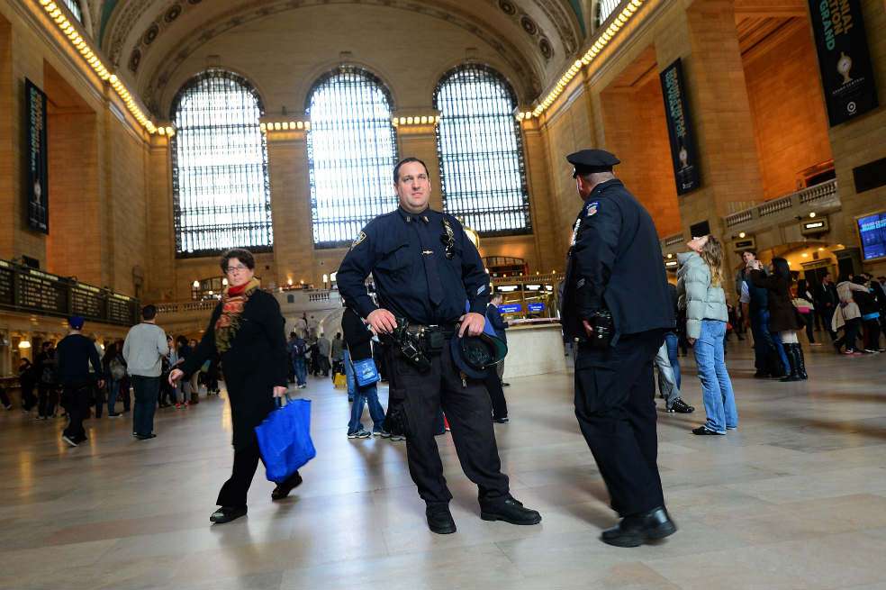 La policía patrulla la estación central de Nueva York, a donde se extendió la paranoia por posibles ataques terroristas. / AFP