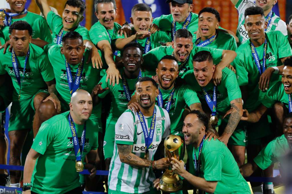 AME9232. MEDELLÍN (COLOMBIA), 17/12/2025.- Jugadores de Nacional celebran con el trofeo de la Copa Colombia este miércoles, al finalizar el partido de vuelta por la final de la Copa Colombia entre Medellín y Nacional en el estadio Atanasio Girardot, en Medellín (Colombia). EFE/ STR
