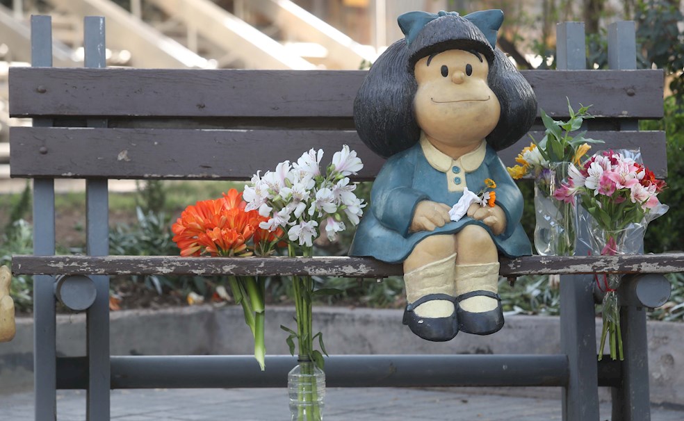 La estatua de Mafalda, ubicada en la calle Aristides, en Villanueva, Mendoza (Argentina).
