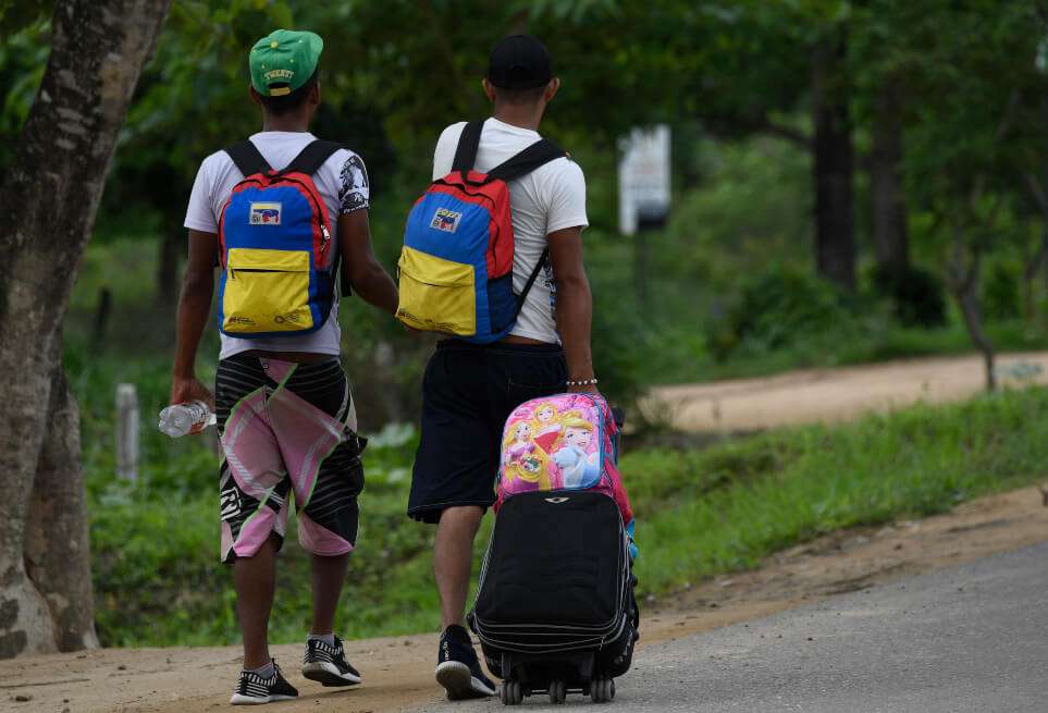 Miles de venezolanos siguen saliendo de su país: la mayoría lo hace a pie hacia Colombia, esperando llegar a Perú o Chile. / AFP