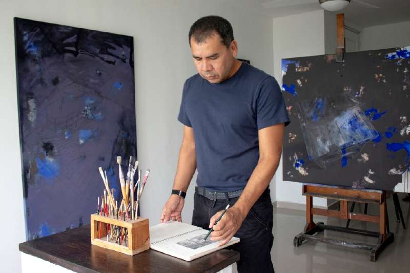 El artista colombiano René Gómez Ome creció en la selva amazónica, rodeado de plantas y animales en su entorno natural. / Mary Giglioli