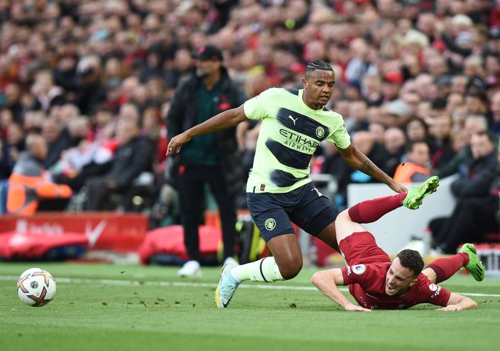 Liverpool (United Kingdom), 16/10/2022.- Manchester City's Manuel Akanji (L) in action against Liverpool's Diogo Jota (R) during the English Premier League soccer match between Liverpool FC and Manchester City in Liverpool, Britain, 16 October 2022. (Reino Unido) EFE/EPA/PETER POWELL EDITORIAL USE ONLY. No use with unauthorized audio, video, data, fixture lists, club/league logos or 'live' services. Online in-match use limited to 120 images, no video emulation. No use in betting, games or single club/league/player publications