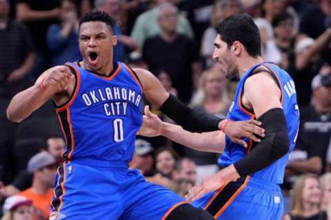 Westbrook y Durant ponen a Thunder a un triunfo de finales en el Oeste