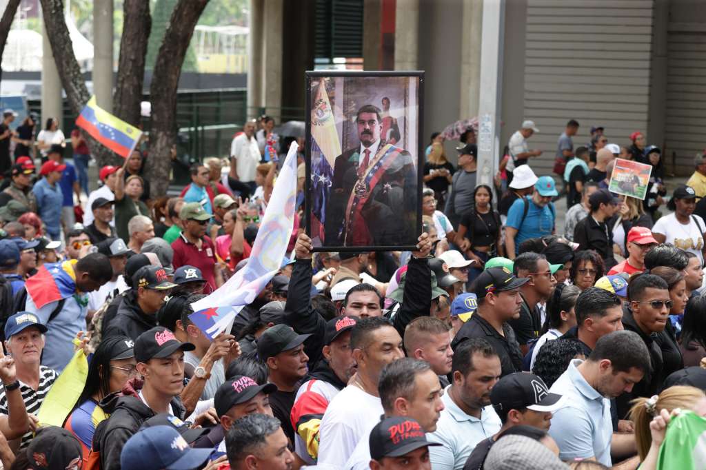 AME2395. CARACAS (VENEZUELA), 05/01/2026.- Simpatizantes del chavismo se manifiestan durante una marcha en apoyo al inicio de la Asamblea Nacional este lunes, en Caracas (Venezuela). El Parlamento de Venezuela inició la legislatura 2026-2031 controlado nuevamente por el chavismo y con el regreso de algunas caras opositoras que se alejaron de la mayor coalición opositora del país, en una sesión marcada por la incertidumbre tras la captura del presidente Nicolás Maduro durante el ataque militar lanzado por Estados Unidos sobre varios puntos del territorio venezolano, entre ellos Caracas. EFE/ Ronald Peña R