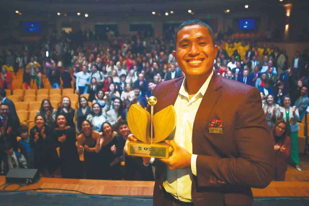 Jhon Soledad, ganador de la categoría de Ciencia, tecnología e innovación.