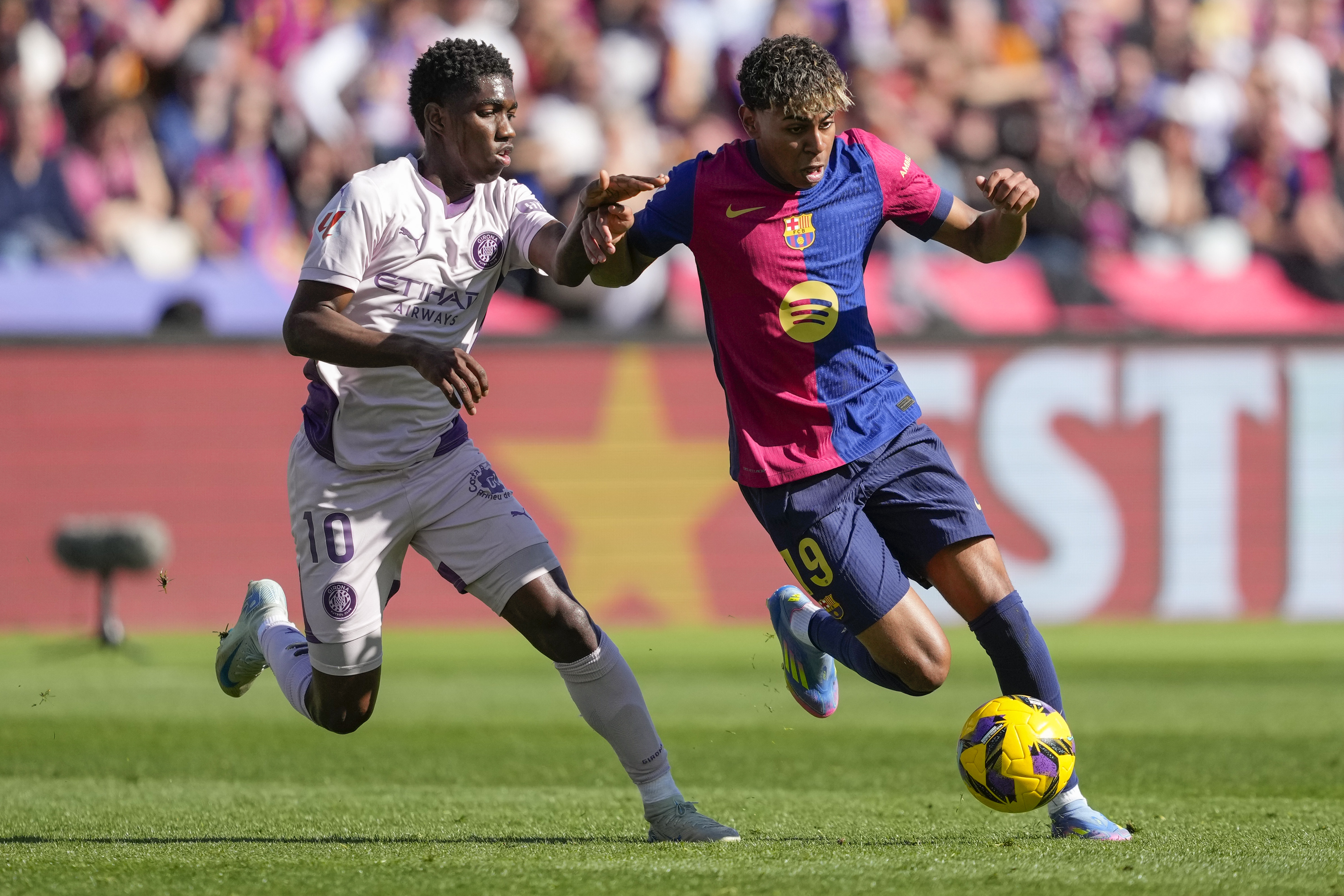 BARCELONA, 30/03/2025.- El delantero del Barcelona Lamine Yamal, y el centrocampista del GironaYaser Asprilla, durante el partido de la jornada 29 de LaLiga que FC Barcelona y Girona disputan este domingo en el estadio Lluis Companys de Barcelona. EFE/ Alejandro García