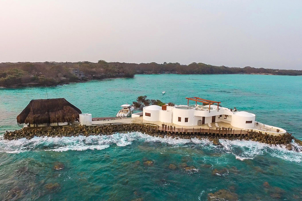 El Hotel Isla Pelícano, a 30 minutos de Cartagena, es de estilo mediterráneo y tiene tres habitaciones.