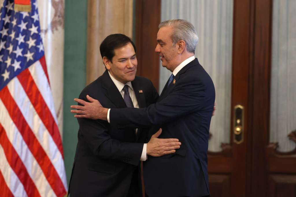 AME7734. SANTO DOMINGO (REPÚBLICA DOMINICANA), 06/02/2025.- El presidente de República Dominicana, Luis Abinader (d), y el secretario de Estado de EE.UU., Marco Rubio, se abrazan tras una rueda de prensa este jueves, en Santo Domingo (República Dominicana). Abinader reclamó ante Rubio la necesidad de mantener la ayuda al vecino Haití, para evitar el agravamiento de la crisis y una ola migratoria. EFE/ Orlando Barría
