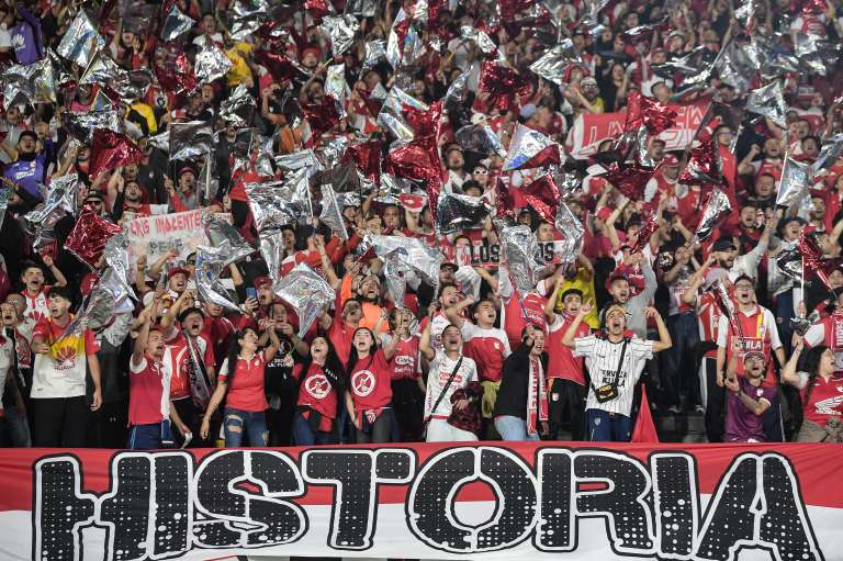 Sin embargo, Santa Fe golpeó dos veces en menos de cinco minutos sobre el minuto 20. Al minuto 25, tras una gran acción por la banda derecha, Yilmar Velásquez aprovechó un rebote de Arboleda y marcó el primero, estrenándose como goleador con Santa Fe. Poco después, Jhojan Torres amplió la ventaja con un certero cabezazo tras un tiro de esquina ejecutado por Santiago Mosquera. Millonarios estaba aturdido y sin reacción.