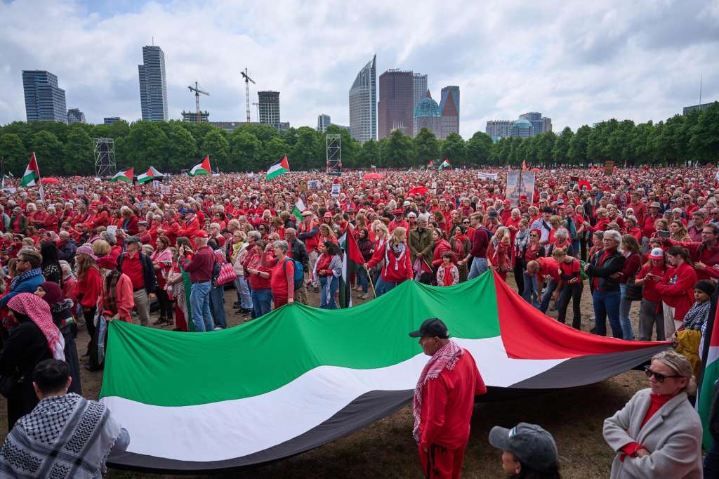 Den Haag (Netherlands), 18/05/2025.- Demonstrators take action against the cabinet's policy on Israel in The Hague, Netherlands, 18 May 2025. The demonstrators, mostly dressed in red, call on the Dutch government to take action against Israel and the ongoing war violence in Gaza. (Protestas, Países Bajos; Holanda, La Haya) EFE/EPA/PHIL NIJHUIS