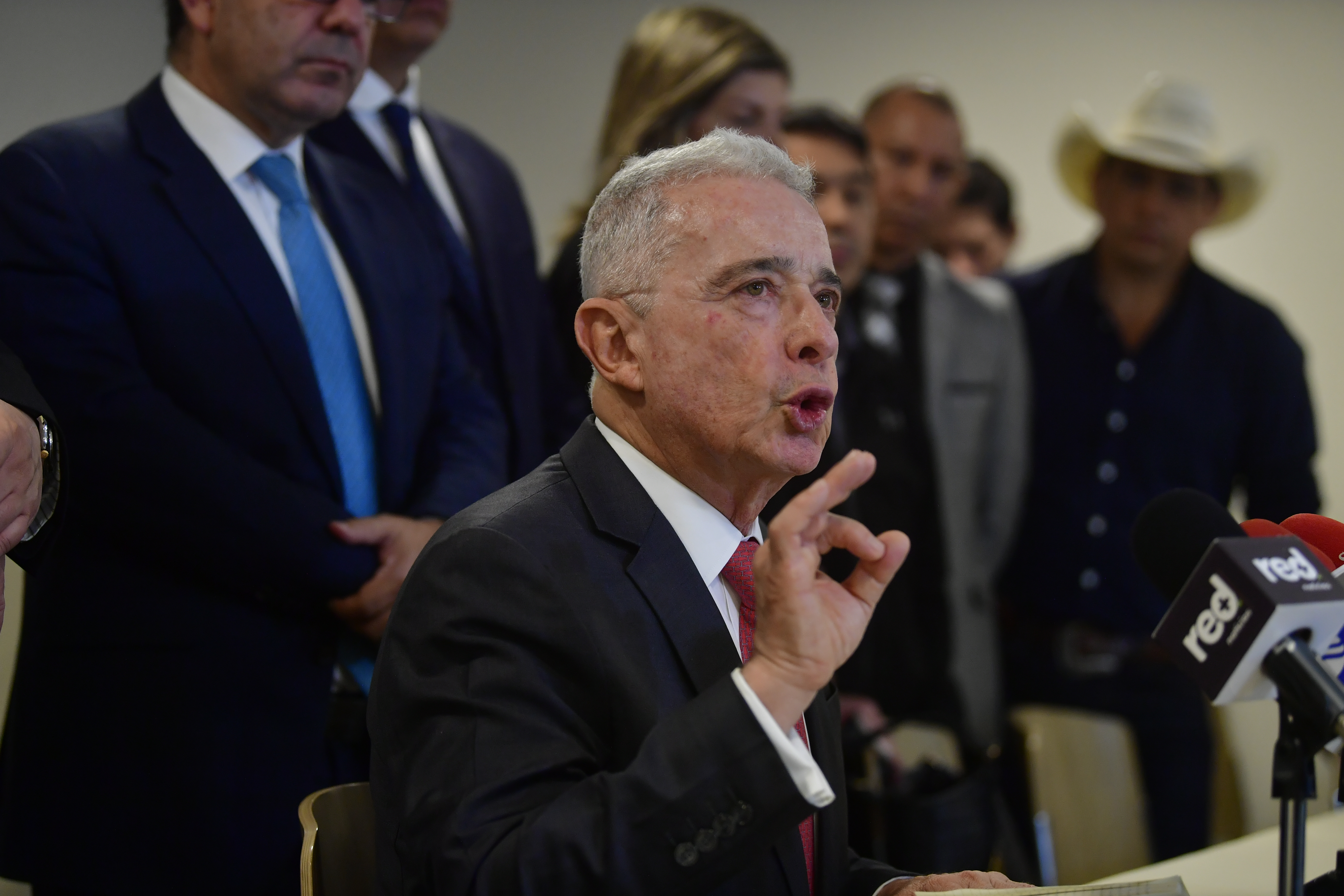 Expresidente y jefe del Centro Democrático se reunió en Bogotá con delegados de la Comisión Interamericana de Derechos Humanos (CIDH).