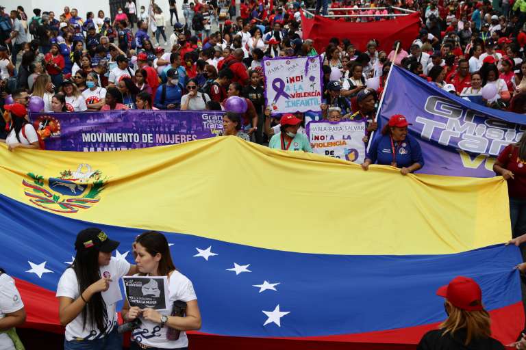 AME5920. CARACAS (VENEZUELA), 25/11/2022.- Mujeres chavistas participan de una marcha para alzar su voz en contra de la violencia a la mujer en el marco de la celebración del "25N", Día Internacional de la Eliminación de la Violencia contra las Mujeres, hoy en Caracas (Venezuela). EFE/ Rayner Peña