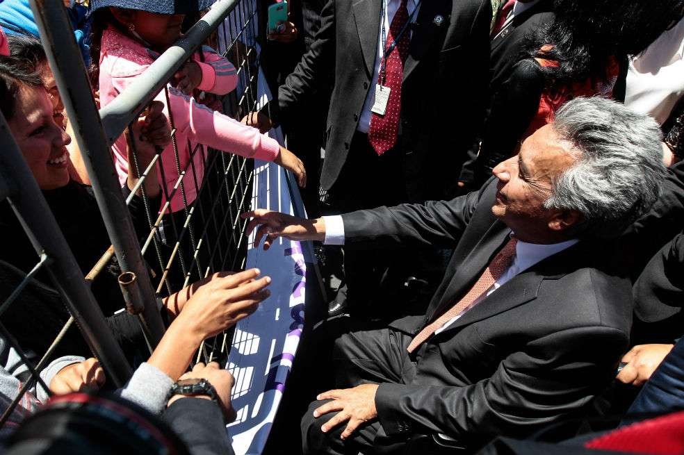 Lenin Moreno, presidente de Ecuador, saluda a varios de sus seguidores.  / EFE