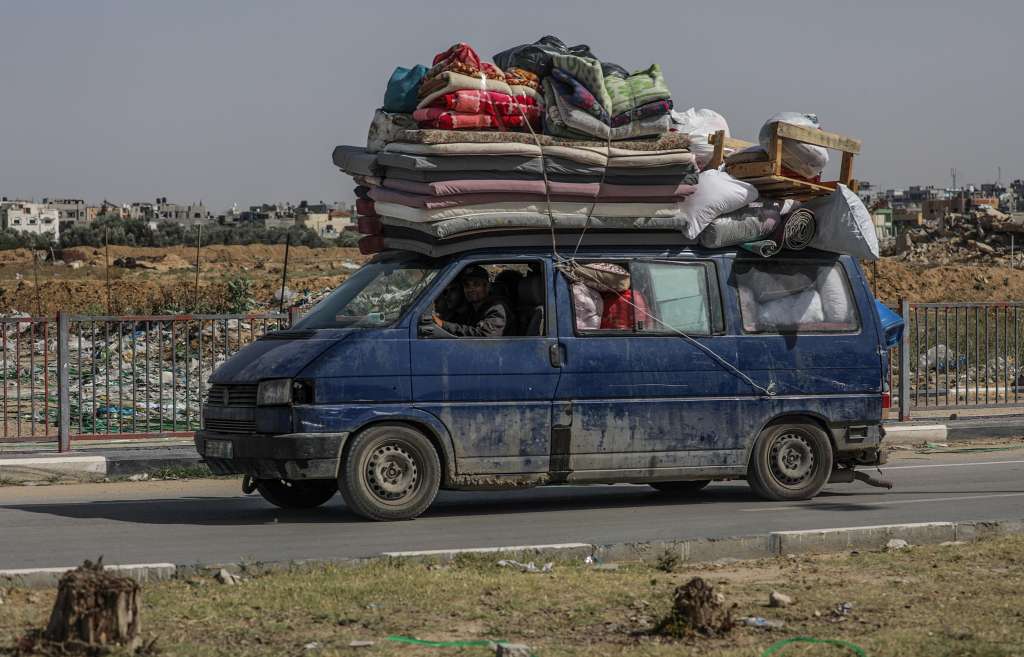 Rafah (---), 09/05/2024.- Internally displaced Palestinians leave with their belongings following an evacuation order issued by the Israeli army, in Rafah, southern Gaza Strip, southern Gaza Strip, 09 May 2024. The Israel Defence Forces (IDF) on 06 May called on residents of eastern Rafah to 'temporarily' evacuate to an expanded humanitarian area. On 07 May the IDF stated it had taken operational control of the Gazan side of the Rafah crossing based on intelligence information. More than 34,900 Palestinians and over 1,455 Israelis have been killed, according to the Palestinian Health Ministry and the Israel Defense Forces (IDF), since Hamas militants launched an attack against Israel from the Gaza Strip on 07 October 2023, and the Israeli operations in Gaza and the West Bank which followed it. EFE/EPA/MOHAMMED SABER