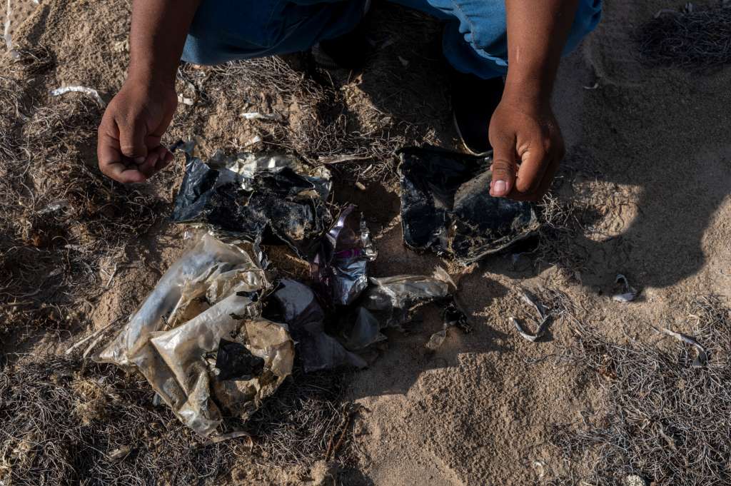 Hallazgo de lo que parecen ser restos de un chaleco salvavidas quemado y paquetes con rastros de marihuana en la playa cerca de Puerto López, Colombia, el 21 de diciembre de 2025.
