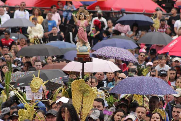 Domingo de Ramos en la iglesia del 20 de Julio en Bogotá.