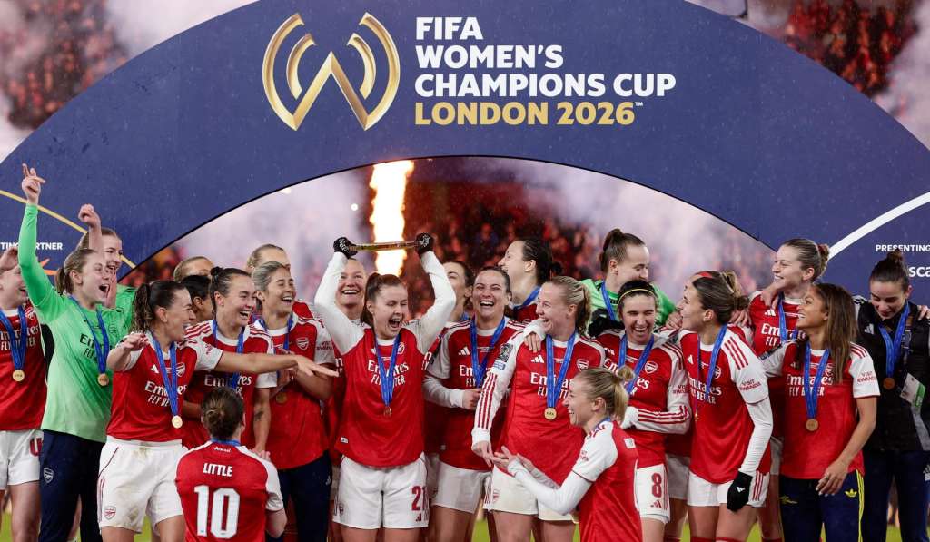 LONDON (United Kingdom), 01/02/2026.- Arsenal players celebrate on the podium with the tournament trophy after the FIFA Women's Champions Cup 2026 final between Arsenal WFC and SC Corinthians Paulista, in London, Britain, 01 February 2026. (Reino Unido, Londres) EFE/EPA/DAVID CLIFF
