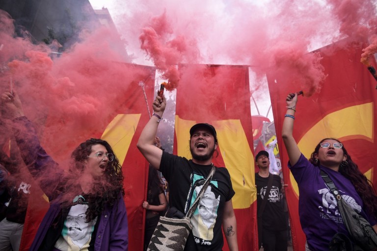 Los manifestantes se reunieron sobre la 1:00 p.m. en el balcón de la Casa de Nariño, donde el presidente Gustavo Petro dio un discurso.