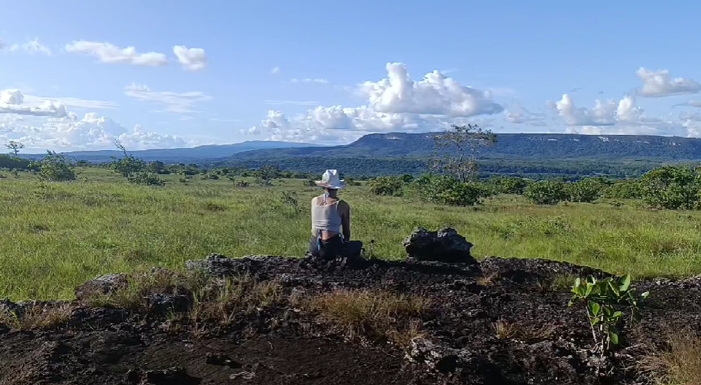 El itinerario incluye visitas a destinos emblemáticos como Caño Cristales, el Cañón del Güejar y el Cañón del Guape, siendo Caño Cristales el mayor atractivo