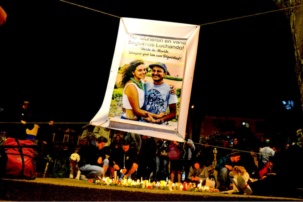 Amigos y familiares de Nathalia y Rodrigo organizaron un encuentro en el Parkway en Bogotá para despedir a la pareja con velas y flores. / John Edward Myers - Especial para El Espectador