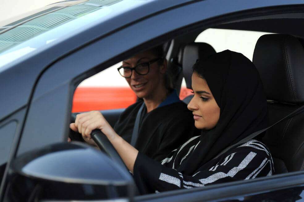 En junio del año pasado, el gobierno saudita eliminó otra prohibición que impedía que las mujeres manejaran.  / AFP