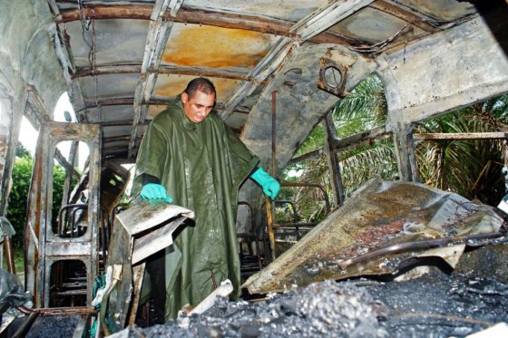 Equipo forense rastrea el bus en que murieron calcinados 32 niños.