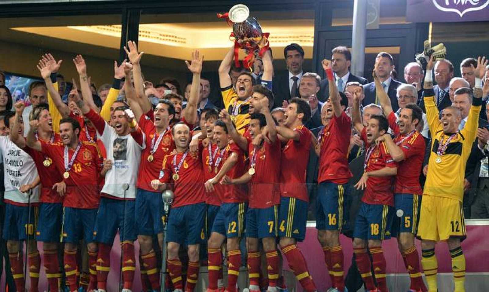 En Kiev (Ucrania), Iker Casillas levantó el trofeo de la Eurocopa 2012, que ganó España luego de golear 4-0 a Italia en la final.
