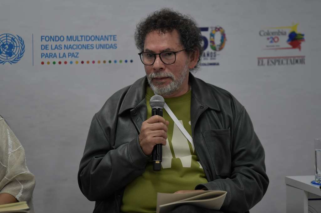 Firmante de paz durante conversatorio sobre los escenarios de paz y desarrollo realizada por el Programa de las Naciones Unidas para el Desarrollo (PNUD), Escuchar la Paz