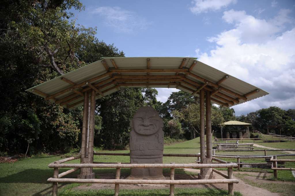 Recorrido por el parque arqueológico, en el que se ven esculturas, megalitos , canales y piletas.