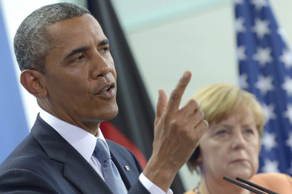 El mandatario estadounidense Barack Obama y la canciller alemana Angela Merkel de fondo.