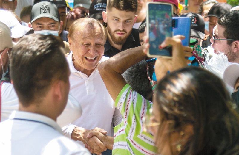 "En estos pocos días que quedan para la segunda vuelta, llenos de declaraciones de uno u otro candidato para atraer votantes, bien valdría la pena, de parte del candidato Rodolfo Hernández, con la ayuda de William Ospina, una en la que repudie la violencia hacia los niños y niñas, que ponga por delante su interés prevalente" - Rafael Orduz.