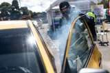 Habrá jornadas de desinfección gratuitas para taxis durante el resto del año en Bogotá