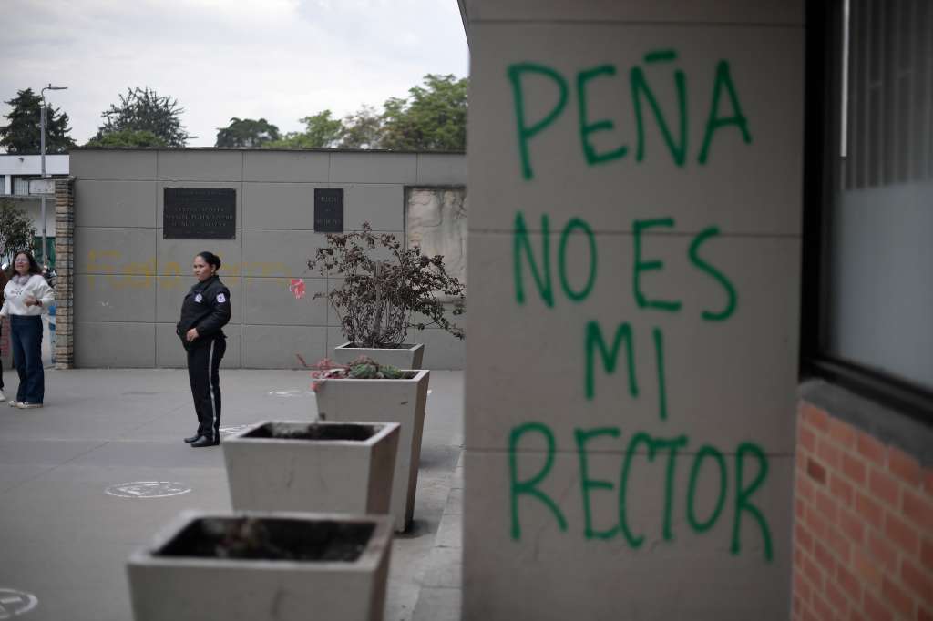 Este lunes 24 de noviembre, el Consejo Superior Universitario de la Universidad Nacional llevó a cabo una sesión extraordinaria para definir el futuro de su rectoría. A las afueras de la institución, la comunidad educativa realizó un plantón, a la espera de las decisiones del órgano, luego de que el Consejo de Estado declarara nula la designación de Leopoldo Múnera.
