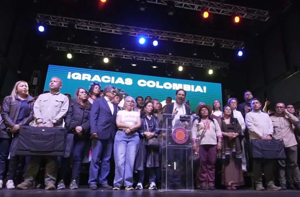 AME3160. BOGOTÁ (COLOMBIA), 21/06/2026.- Captura de una transmisión en la cuenta en YouTube @IvanCepedaCastro del candidato a la Presidencia de Colombia el izquierdista Iván Cepeda (c) hablando este domingo, luego de conocer el conteo preliminar que le da una ventaja al ultraderechista Abelardo de la Espriella en la segunda vuelta, en Bogotá (Colombia). EFE/ @IvanCepedaCastro /SOLO USO EDITORIAL/ SOLO DISPONIBLE PARA ILUSTRAR LA NOTICIA QUE ACOMPAÑA (CRÉDITO OBLIGATORIO)