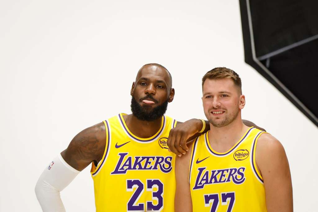 EL SEGUNDO (United States), 29/09/2025.- Los Angeles Lakers forward LeBron James (L) and Los Angeles Lakers guard Luka Doncic (R) attend the Los Angeles Lakers Media Day at the UCLA Health Training Center in El Segundo, California, USA, 29 September 2025. (Baloncesto) EFE/EPA/CAROLINE BREHMAN SHUTTERSTOCK OUT