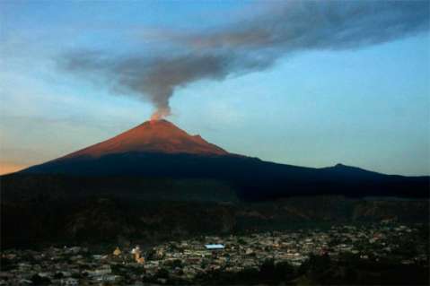 Autoridades mexicanas bajan nivel de alerta de volcán Popocatépetl