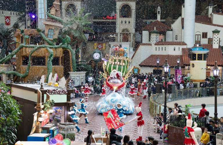 Seoul (Korea, Republic Of), 09/12/2025.- Employees of Lotte World, dressed in Santa Claus costumes, perform during a parade celebrating Christmas at Lotte World Adventure in Seoul, South Korea, 09 December 2025. (Corea del Sur, Seúl) EFE/EPA/JEON HEON-KYUN
