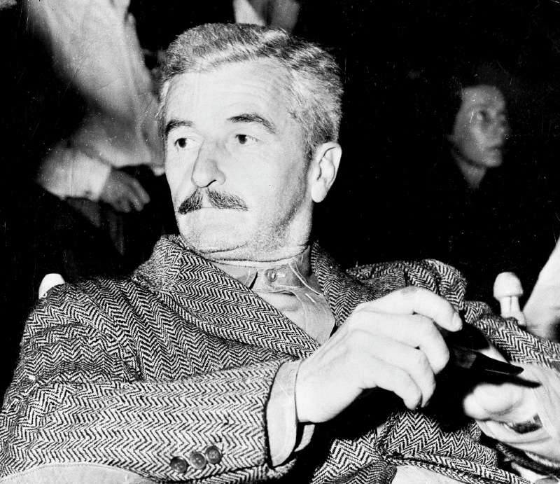 William Faulkner nació en Oxford (Mississippi) en 1897 y murió en 1962. Recibió el Premio Nobel de Literatura en 1949. “Mientras agonizo” es una tragicomedia que relata la vida de una familia de blancos pobres, los Bundren, que recorren los parajes rurales del sur de Estados Unidos con el cadáver de la esposa y madre en un ataúd para sepultarla en una parcela de su propiedad.
