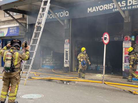 Autoridades atienden incendio en centro comercial Ópera de Medellín