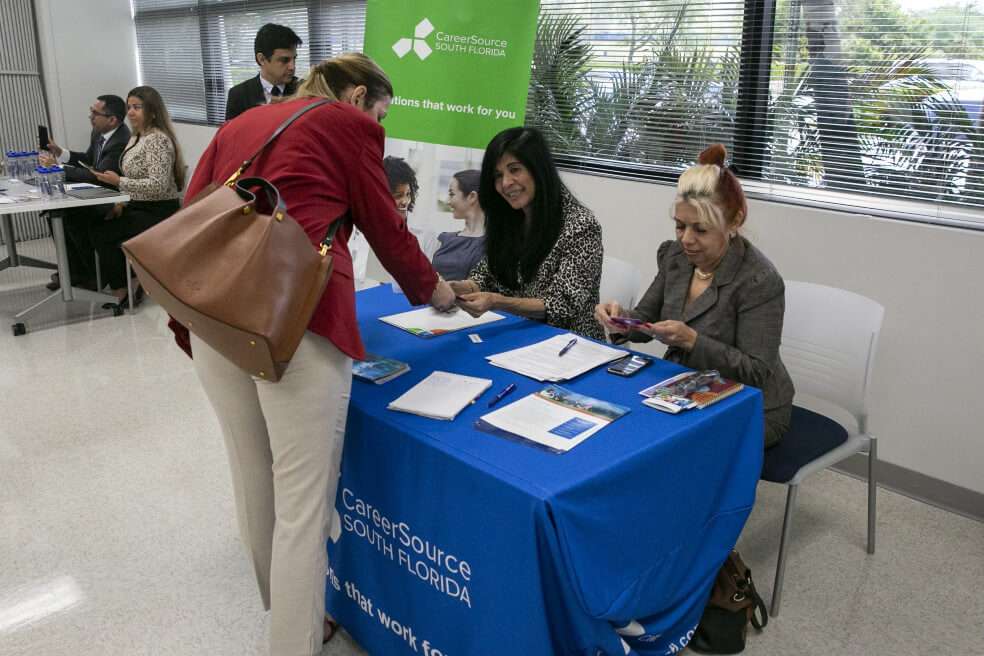 El escenario "medio" estima una pérdida de 13 millones de empleos, la mitad de ellos en países de ingresos altos. / Bloomberg